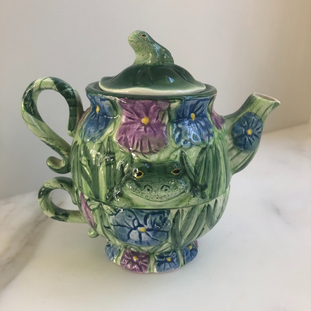 Teapot with cup - Lily pads and frogs  7" x 7"